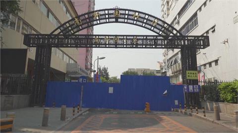 上海分階段解封　仍見鐵板封鎖門窗進出不得