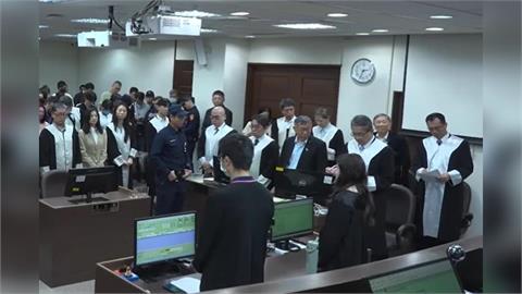 快新聞／柯文哲驚慌失措？遭判17年法庭影像公開　轉頭看律師鄭深元畫面曝