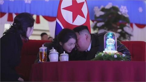 金主愛托住金正恩臉頰親吻　交頭接耳、捏手心！親密互動惹議