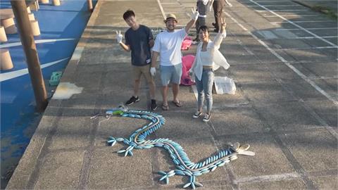 太有創意！網紅海邊淨灘把垃圾變藝術　拼出「藍色巨龍」驚艷網