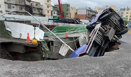 豪雨橫掃台中！　　沙鹿馬路變小河　工地旁天坑吞2車