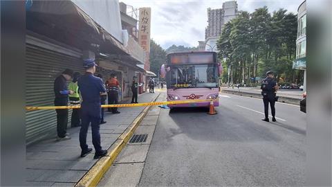 台北市文山區景中街在今（27）日上午驚傳公車死亡車禍！（圖／民視新聞翻攝）