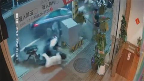 衝撞！台南駕駛暴衝人行道掃１５機車　高雄小黃「架拐子」撞倒騎士直接離開