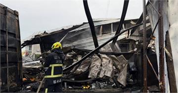 凌晨惡火吞噬鐵皮屋！苑裡濃煙沖天、建物崩塌驚魂　幸無人傷亡