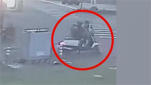 盤查無照男逃逸 竟騎車衝撞員警