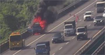 國1仁德路段貨車突起火　濃煙竄天燒成骨架
