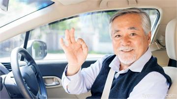 駕駛換照年齡擬下修至70歲　交通部將補助高齡者買月票