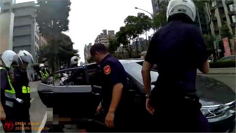通緝犯謊報身分被識破拒捕　警破窗流血仍敬業逮人