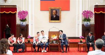 首屆金唐獎得主晉見總統　用努力翻轉社會眼光