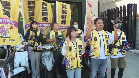 823罷免終戰！罷團機車隊遊「山城五區」　江啟臣學盧媽媽拿「這小物」狂噴蔣萬安