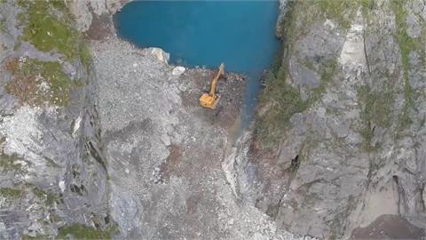 燕子口堰塞湖進行「壩體降挖」　挖出引流水道　評估暫時無潰堤風險