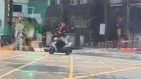 鐵路版玩命關頭！　騎士無視平交道遮斷桿降下硬闖通過