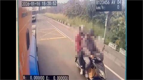 屏東機車經涵洞曳引車擦撞　老婦捲入車輪　當場身亡