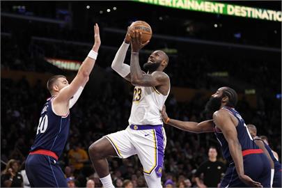 NBA(影)／詹姆斯差1分完成5萬分里程碑！湖人勝快艇西區排名上升到第二名