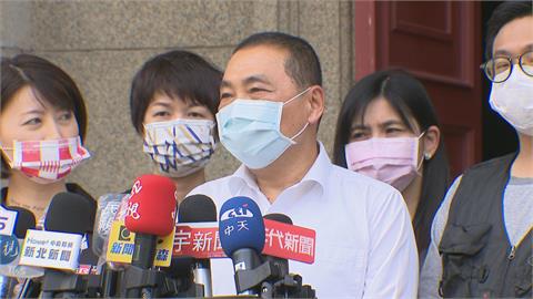 翻轉人生　侯友宜與青年挽袖刷地板