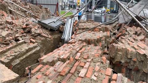 豪雨狂炸！台南古蹟大東門工程倒　鷹架、石塊散落道路