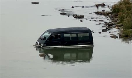 美崙溪新裝置？　廂型車疑似撿漂流木遇漲潮「卡卡」