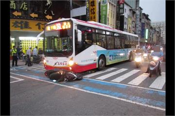 公車煞車失靈追撞3機車 騎士雙腿骨折送醫