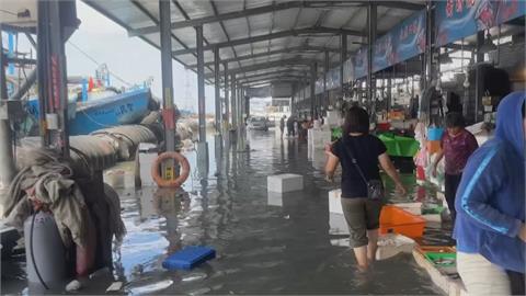 彰化塭仔港慘變游泳池　年度大潮！攤販「水中賣魚」