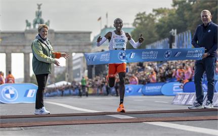肯亞好手基普喬蓋再破馬拉松世界紀錄！　2小時1分9秒奪冠