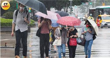 風雨又猛又大！台北人轟政府不放颱風假「不把人命當一回事」　慘遭網打臉