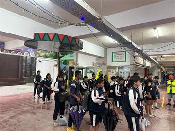 雨彈開炸！　高雄桃源國中今停課　45師生緊急撤離畫面曝