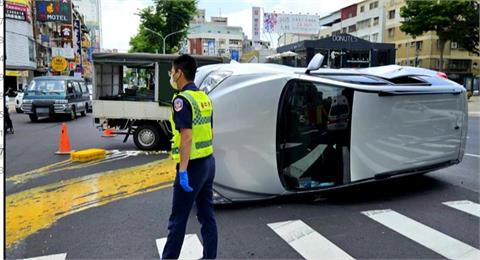 大馬路上煎蛋？　載蛋車被撞　蛋液流滿地