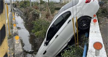 500萬BMW撞土地公廟墜溝　「車在人不在」駕駛棄車神隱