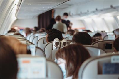 飛機上被5小孩輪流轟炸超崩潰！網友敲碗願加價搭「無孩艙」