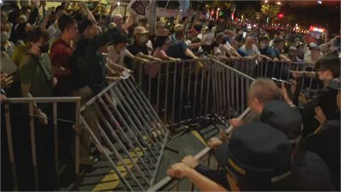 快新聞／驚險畫面曝！藍委率眾衝進北檢　警方急喊「不要往前推」