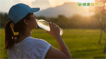 天熱流汗不一定要喝電解質飲料　醫點2情況：否則喝水就夠