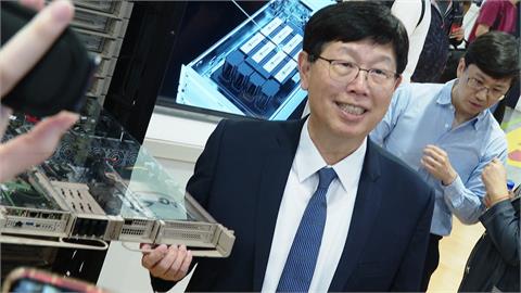 鴻海股東搶拍黃仁勳親簽產品　劉揚偉：明年AI伺服器營收有望破兆