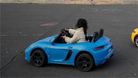 4歲童「坐駕駛座開車」危險畫面曝光!遭炎上後母竟反嗆網:踢到你家祖墳?