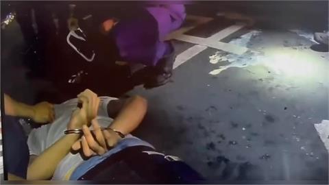 見警心虛！「３條通」男子車道逆向狂奔　警追３００米壓制逮捕