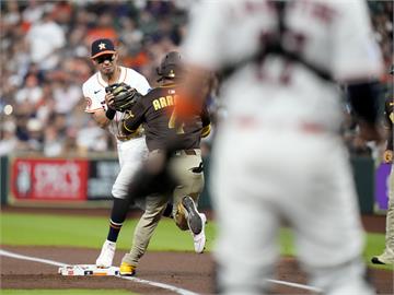 MLB(影)／Arraez短打衝一壘相撞倒地　教士已送醫院做進一步檢查