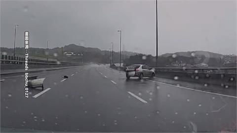水漂飄移!　國3銅鑼段"轎車連撞護欄　南投駕駛打滑安全緩停