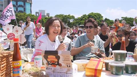 快新聞／台中洋流湧現！沈伯洋走讀人潮大爆滿　拿東泉辣椒醬沾雞蛋糕