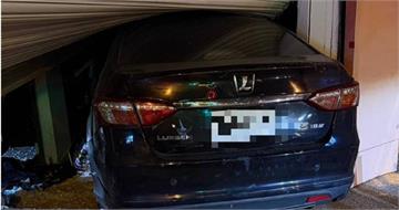 屏東凌晨驚悚一幕!駕車逆向衝入服飾店 鐵門瞬間凹陷
