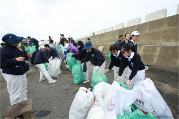 彰化千人漢寶濕地淨灘  清出3噸多垃圾