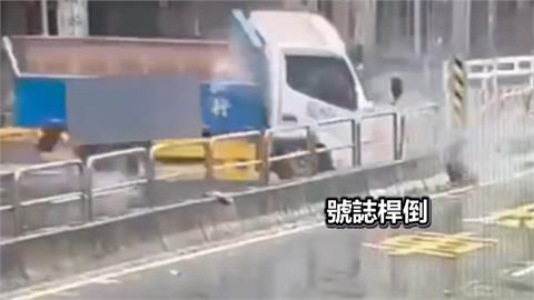 驚險！小貨車「失控打滑」撞分隔島　號誌牌倒砸對向車
