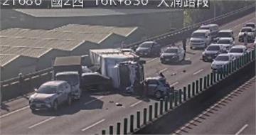 國2大湳交流道前7車追撞　小貨車翻覆「全線動彈不得」