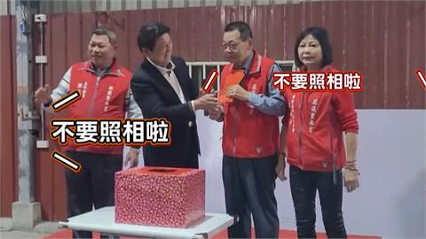 有詭？　傅崐萁宮廟尾牙加碼發紅包　助理急喊：不要照相
