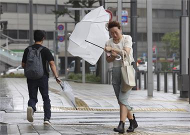「卡努」颱風尾襲日本九州　「蘭恩」進逼　估暴風圈週日觸東日本