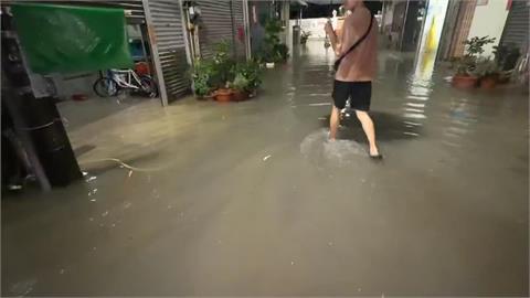 高雄梓官大水灌進民宅「深及腰部」　鼓山雄峰路一度淹成河