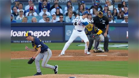 MLB(影)／釀酒人火球菜鳥投手救援5局猛飆9K！　寫下季後賽非先發投手紀錄