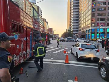 快新聞／初二不平靜！北市信義觀光巴士車禍　女乘客腿部遭右輪輾壓