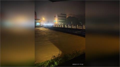 快新聞／傾盆大雨狂倒！蘇澳溪水暴漲「近人高」　國軍急助居民撤離