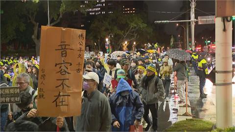 快新聞／超過8000人！青鳥繞立院喊訴求　民眾舉「音容不在」諷傅崐萁