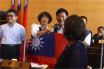 林佳龍被國旗打包 說出「我愛中華民國」