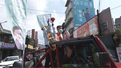 卓冠廷居隔中！　洪慈庸上戰車代夫掃街拜票